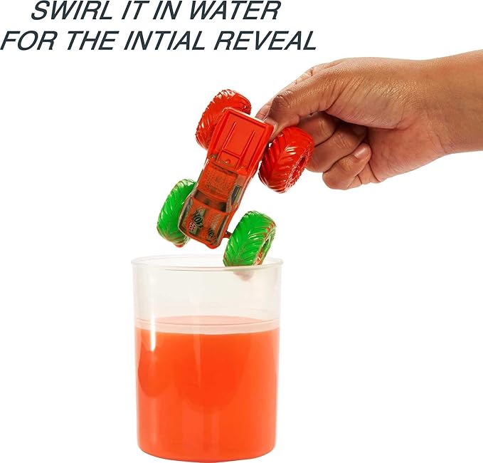 Hot Wheels Toy Monster Trucks, Color Reveal 1:64 Scale Vehicle with Clip-On Water Tank, Dunk in Water for Surprise (Styles May Vary)