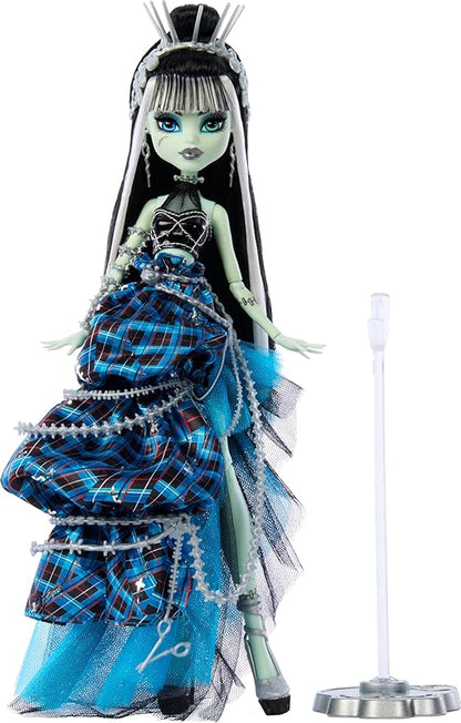 Monster High Frankie Stein Doll with Original Sculpt, Stitched in Style Collector Doll with Deconstructed Gown and Sewing-Inspired Accessories