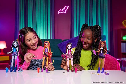 Monster High Buried Secrets Dolls and Accessories, Cozy Creepover Theme with Mystery Doll and 5 Unboxing Surprises (Characters May Vary)